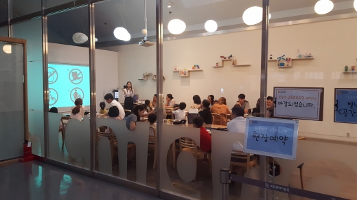 현대미술관 과천관에서는 어린이들이 직접 미술품 제작을 할 수 있는 체험시설이 잘 마련되어 있다.