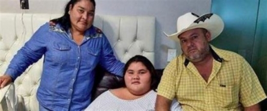 카마초가 살을 빼기 전 모습. 부모와 함께다. (사진=노티메리카)