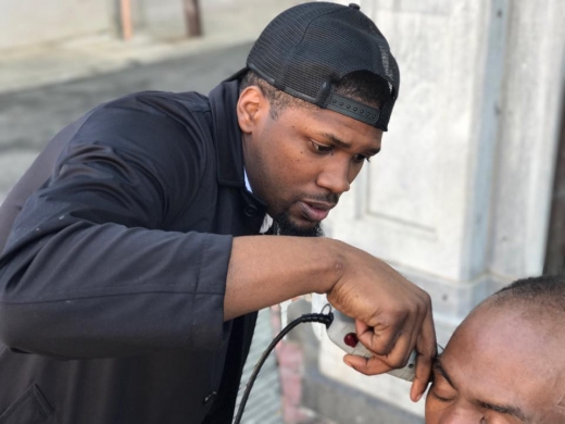 존스는 지난 1년 동안 1000명이 넘는 노숙인에게 이발 봉사를 했다.