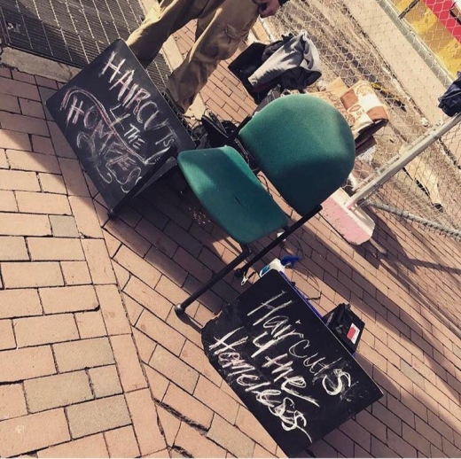 존스는 필라델피아 거리를 돌며 ‘노숙인을 위한 이발’이란 간판을 내걸고 노숙인들에게 봉사 활동을 벌였다.