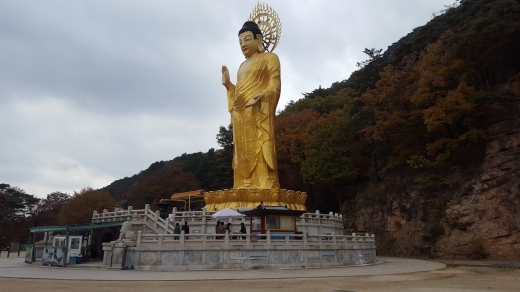 1990년에 만든 청동미륵상을 2002년에 금 약 80㎏을 들여 전체를 개금하였다.