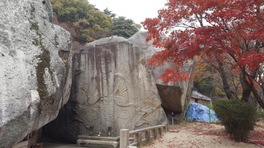 법주사는 미륵신앙의 중심자고도 할 수 있는 곳이다. 보물 제 216호 마래여래의 좌상.