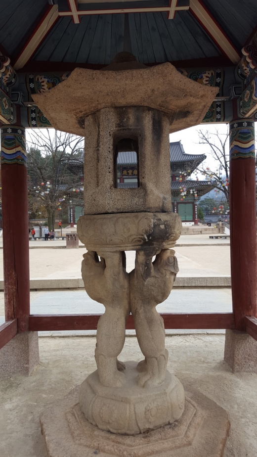 통일신라시기에 만들어진 쌍사자 석등으로 국보 5호다. 암수 한 쌍의 사자가 석등을 들고 서 있는 모습이다.