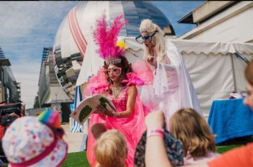 여장을 한 남성이 미취학 어린이들에게 성전환 관련 이슈들에 대해 가르치고 있다. (사진=DQST트위터)