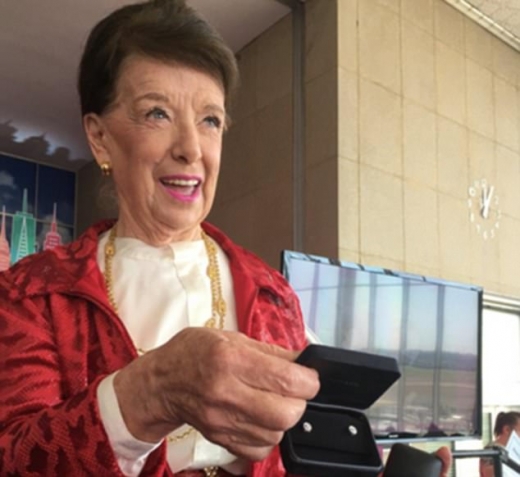 이날 베티 내쉬 승무원은 회사 측으로부터 티파니 다이아몬드 귀걸이를 선물로 받았다.