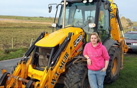 무어는 농장에서 채굴기를 몬다