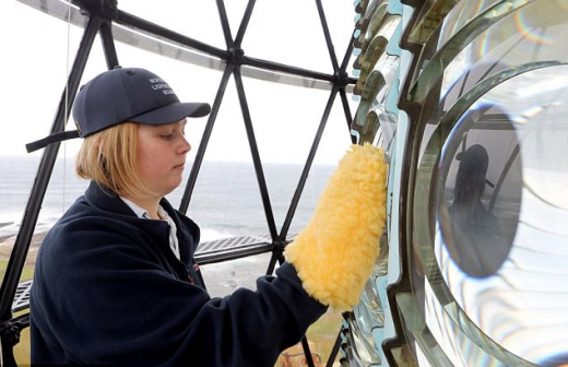 투어 가이드로도 활약하는 무어가 섬의 등대를 닦고 있다.