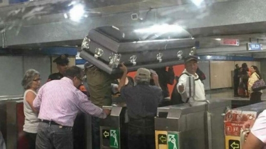 경찰의 호의가 징계로 돌아올 위기에 처했다. 돈이 없어 운구차를 쓰지 못하는 이들이 관을 들고서 지하철 게이트를 통과하고 있다. (사진=코페라티바)