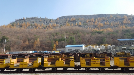 인부들을 실어나르던 광차 뒤로 보이는 산은 인공산으로 40여년 동안 탄전에서 나온 폐석을 쌓아 올린 것이다.