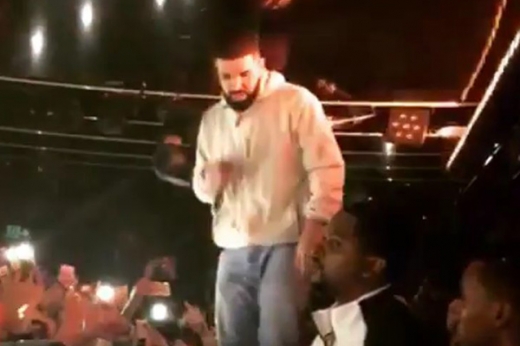 드레이크는 그 즉시 노래를 멈추더니 음악을 잠시 중단해달라고 요청했다.