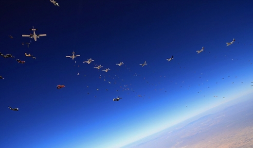 217명의 스카이다이버가 일제히 하늘로 몸을 내던졌다.