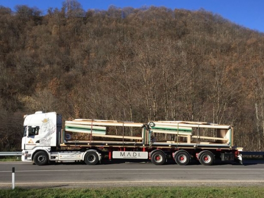 주택이 운반되고 있는 실제 모습.