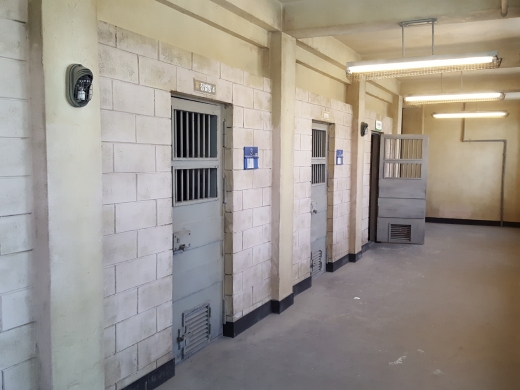 교도소 세트장에는 실제 교도소와 똑같은 구조의 8인실, 독방, 취조실 등이 있다.