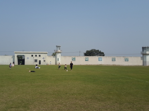 넓은 교도소 마당에서 관람객들이나 성당 주민들이 마음껏 뛰어 놀 수 있다.