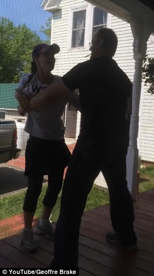 여성은 남성이 좋아하는 물건들을 부셔버릴 거라고 격노했다.