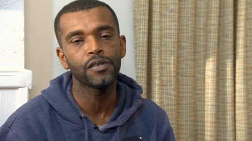 아빠는 아들이 숨을 거뒀다는 충격에서 헤어나오지 못하고 있다.