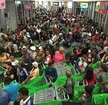 남아프리카공화국에서 블랙 프라이데이를 맞아 물건을 구매한 사람들이 쇼핑몰 안을 가득 채우고 있다(출처=트위터)