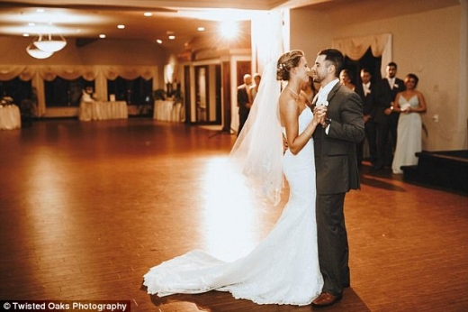 결혼식 피로연에서 부부는 춤을 추기 시작했다.