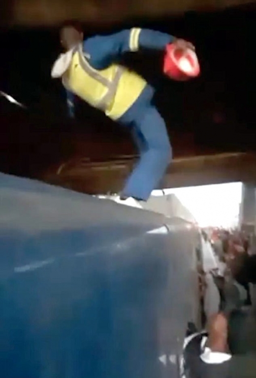 허리를 구부려 다리 밑을 피하는 남성의 순발력은 수차례의 경험에서 비롯됐다.