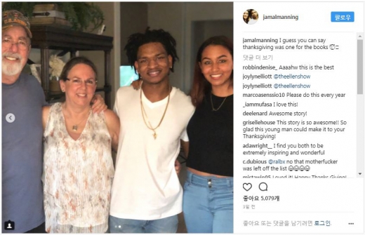 왼쪽은 덴치부부, 오른쪽은 정식 초대를 받은 힌턴과 그녀의 여자친구.