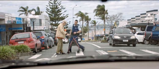 추적 중에 길을 건너는 노인을 돕는다.