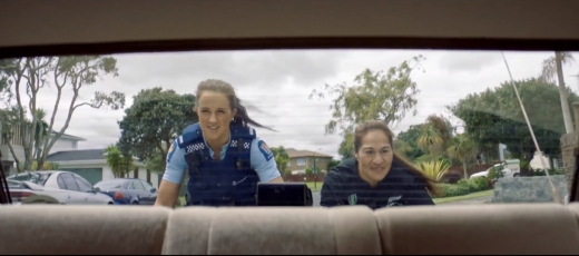 자동차의 엔진에 이상이 생겨 어려움을 겪고 있는 운전자를 돕기도 한다.