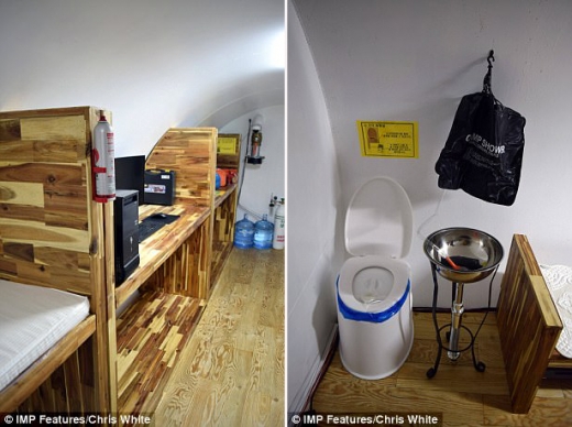 왼쪽은 컴퓨터를 할 수 있는 공간을 보여주는 사진. 오른쪽은 샤워가방과 배수시설을 갖춘 화장실이다.