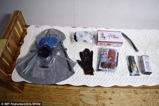 산성비 보호용 옷과 장갑, 모자 등 가족들의 안전을 지켜줄 장비가 든 생존팩.