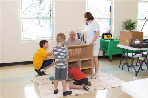 미국 조지아주 아우구스타 교회에 모인 사람들이 자신들만의 식료품 선반을 만들고 있다.