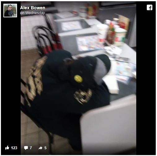 보웬은 깊이 잠든 직원의 사진을 찍어 자신의 페이스북에 올렸다.