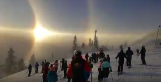 영상에는 작은 원 모양의 22도 무리 외에도 그 주위에 더 큰 원 모양의 46도 무리도 존재한다.