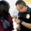 질식위기 처한 신생아 CPR로 구한 美경찰관 화제