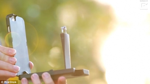 이 핸드폰 케이스 하나면 더이상 호주머니에 불룩하게 반지상자를 넣어다닐 필요가 없다.