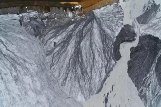 오염된 회색빛 산자락. (사진=북경청년보)