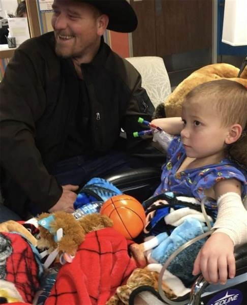 라이랜드는 어린 나이에 눈 앞에서 3명의 가족을 잃었다.