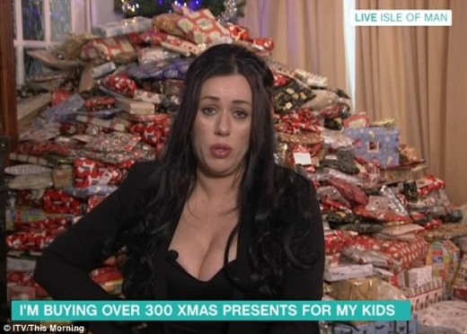 지난 2015년 처음 화제가 된 엠마 탭핑의 선물더미. 그녀는 300개의 선물을 사는데 300만원을 들였다.