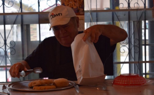 트리니다드 가르자가 빵을 담고 있다.