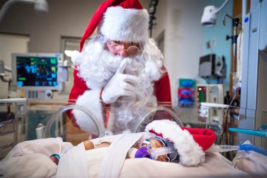 산타는 조산아들과 사진을 찍으며 특별한 추억을 만들었다.