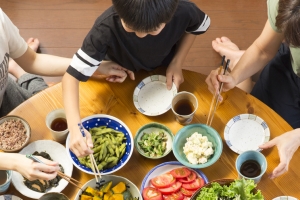 “매일 가족과 밥 먹는 아이, 실제로 더 건강”(연구)