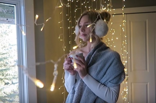 커피잔과 귀마개 등 겨울 소품을 활용하면 다양한 장면을 연출할 수 있다.