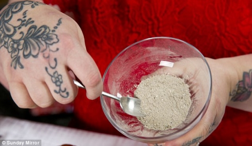 그녀는 위안을 받은 이후부터 거의 매일 엄마의 유골을 손가락이나 스푼으로 소량씩 섭취해왔다.