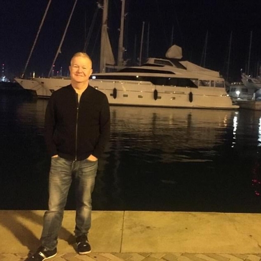 자동차 주인인 존 맥모나글은 동료의 해드백을 지켜준 맥거원을 위해 모금사이트를 만들었다.