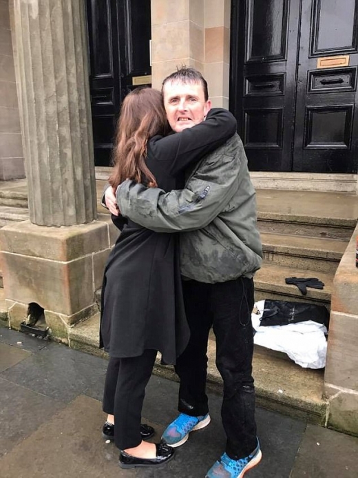 맥거원이 지킨 가방은 사실 차 주인이 아닌 조수석에 탔던 동료 알리샤 오퍼드의 것이었다.