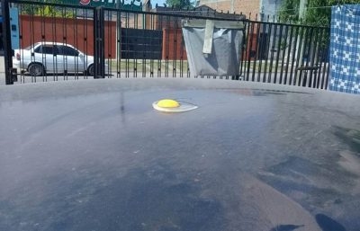 자동차 위에 터뜨린 달걀이 익는 것은 기본이다. (사진=시엔라디오)