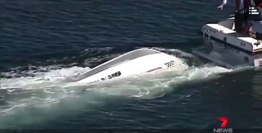 출동한 구조대가 전복된 그의 배를 끌고 있다.