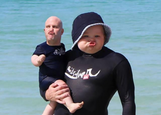 입을 쭉 내민 아빠와 아이.