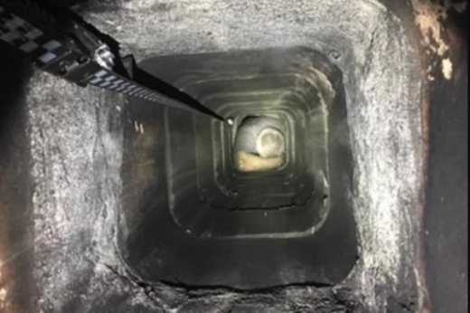 굴뚝을 타다가 잡힌 짝퉁 산타의 몸이 끼었던 굴뚝. (사진=새크라멘토 경찰)