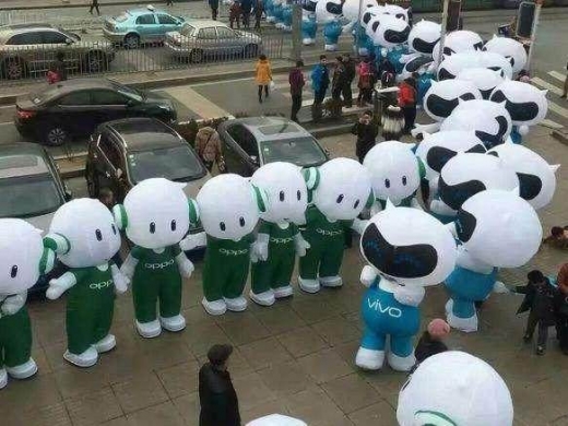 두 회사는 마케팅 방식도 비슷하게 하고 있다.