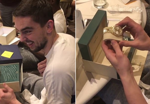 존 월의 통큰 선물을 받고 기뻐하는 팀 동료