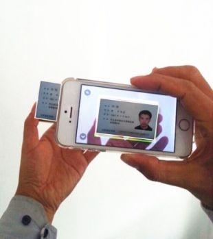 핸드폰 속 신분증 사진은 또다른 범죄의 표적이 되고 있다. (자료사진)